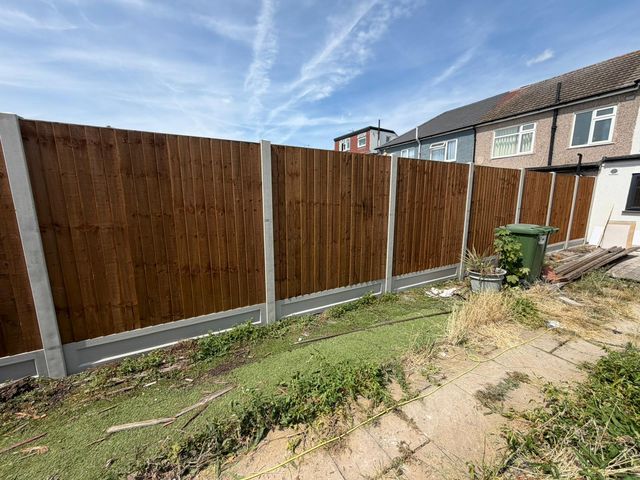 New closeboard fencing on concrete posts along a rear garden boundary